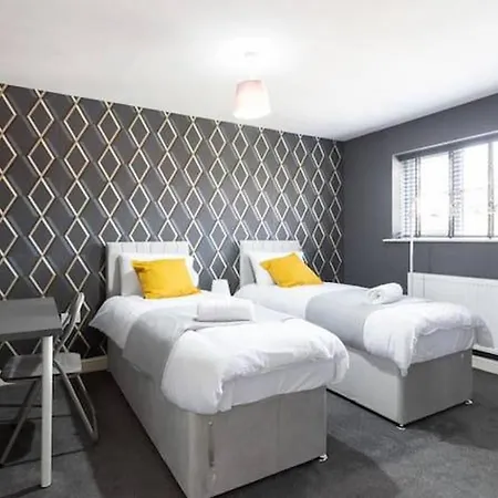Huge Sleeps 12 Private Parking Pets Ok * Leeds (West Yorkshire)
