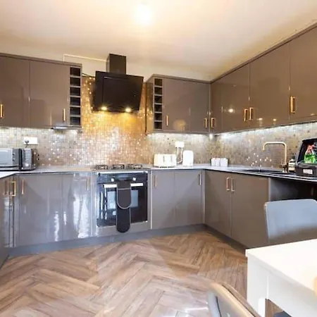 Holiday home Huge Sleeps 12 Private Parking Pets Ok *