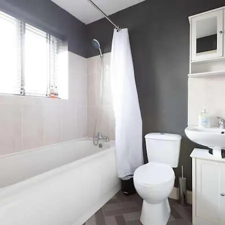 Huge Sleeps 12 Private Parking Pets Ok * Leeds (West Yorkshire)
