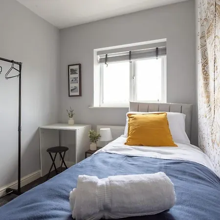 Huge Sleeps 12 Private Parking Pets Ok Holiday home Leeds (West Yorkshire)