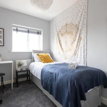 Huge Sleeps 12 Private Parking Pets Ok Holiday home *