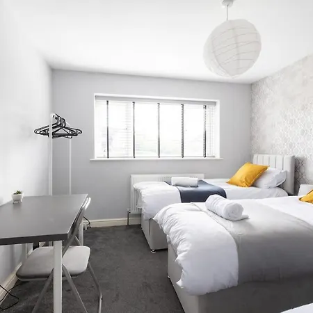 Huge Sleeps 12 Private Parking Pets Ok * Leeds (West Yorkshire)