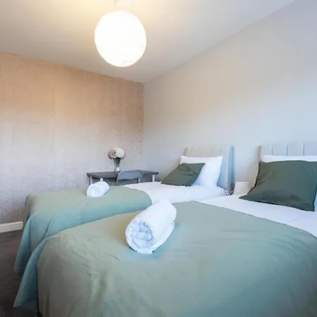 Holiday home Huge Sleeps 12 Private Parking Pets Ok