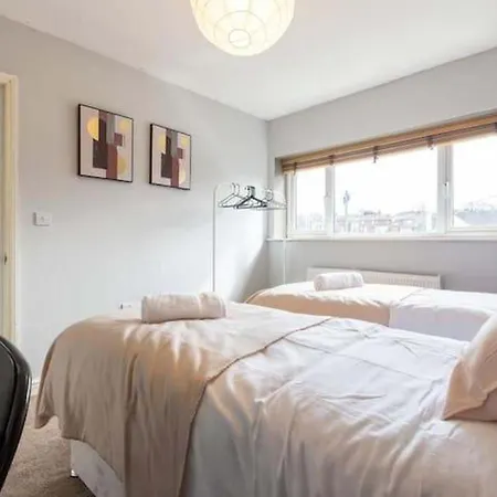 Huge Sleeps 12 Private Parking Pets Ok Holiday home *