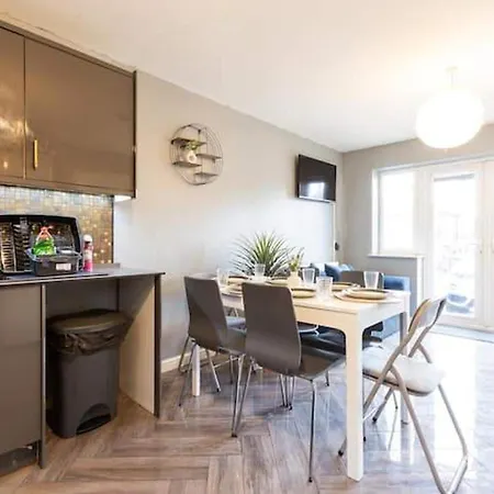 بيت للعطل Huge Sleeps 12 Private Parking Pets Ok